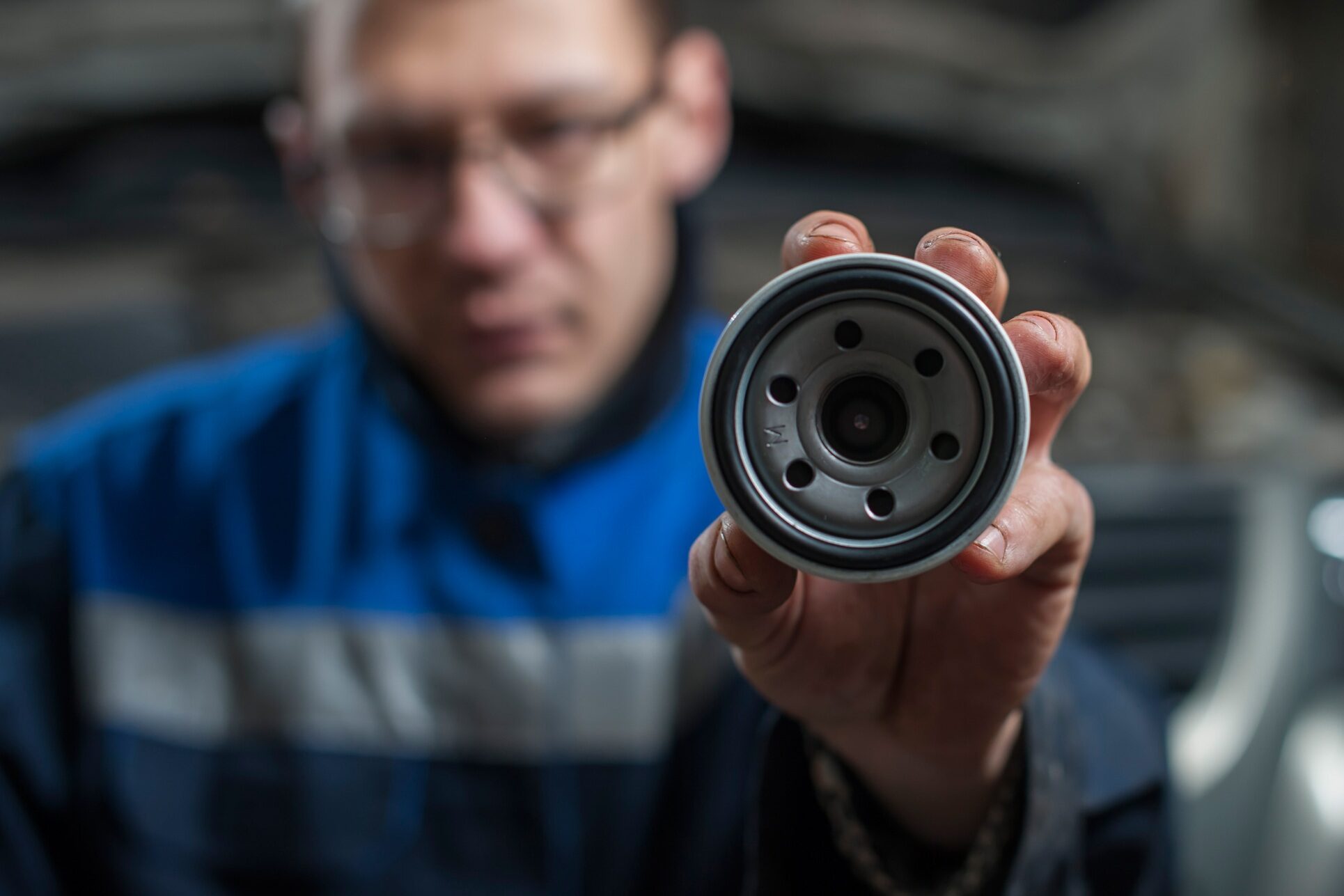 male-auto-mechanic-holding-oil-filter-in-car-service-e1737540080431.jpg