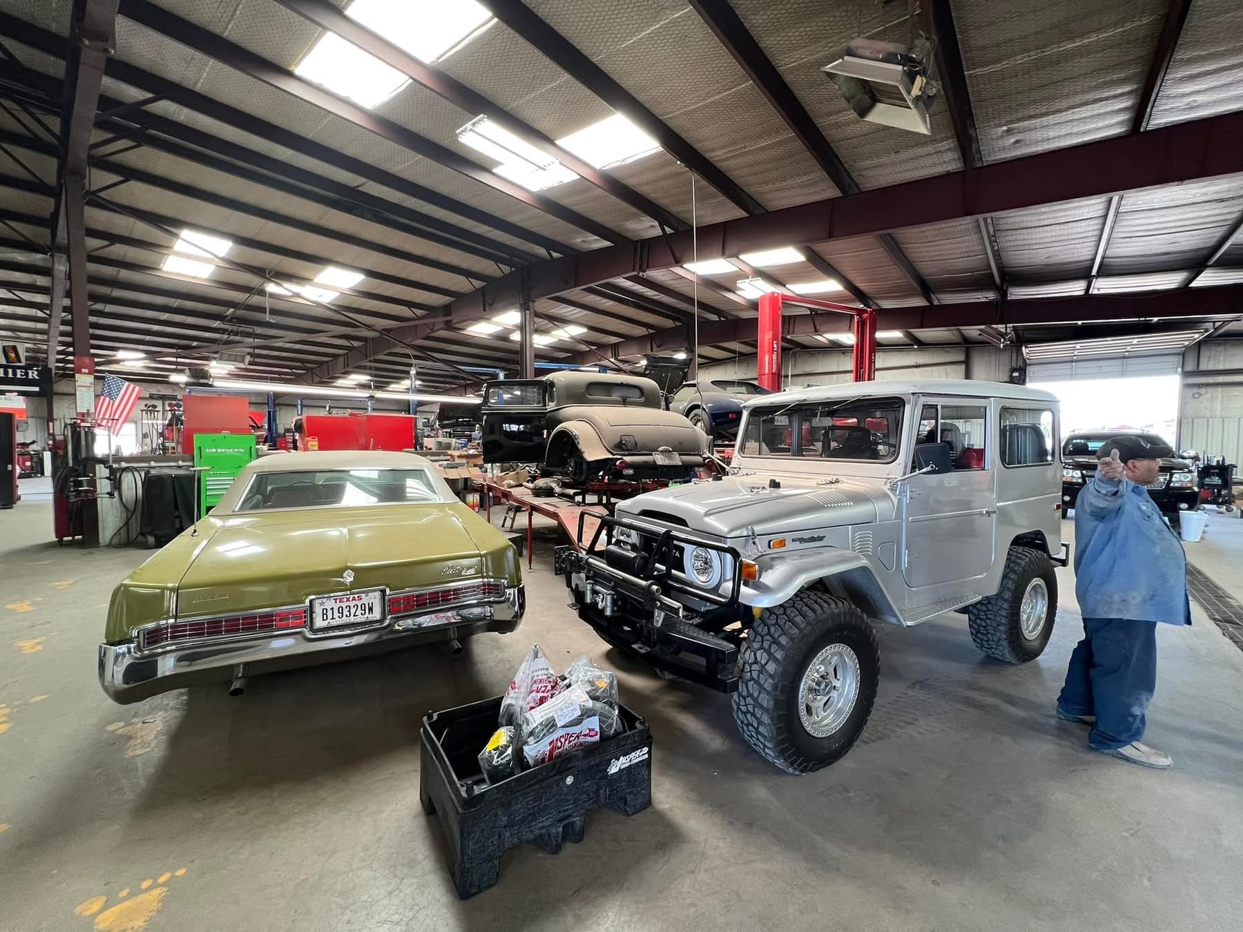 bay-with-jeep-and-vintage-cars
